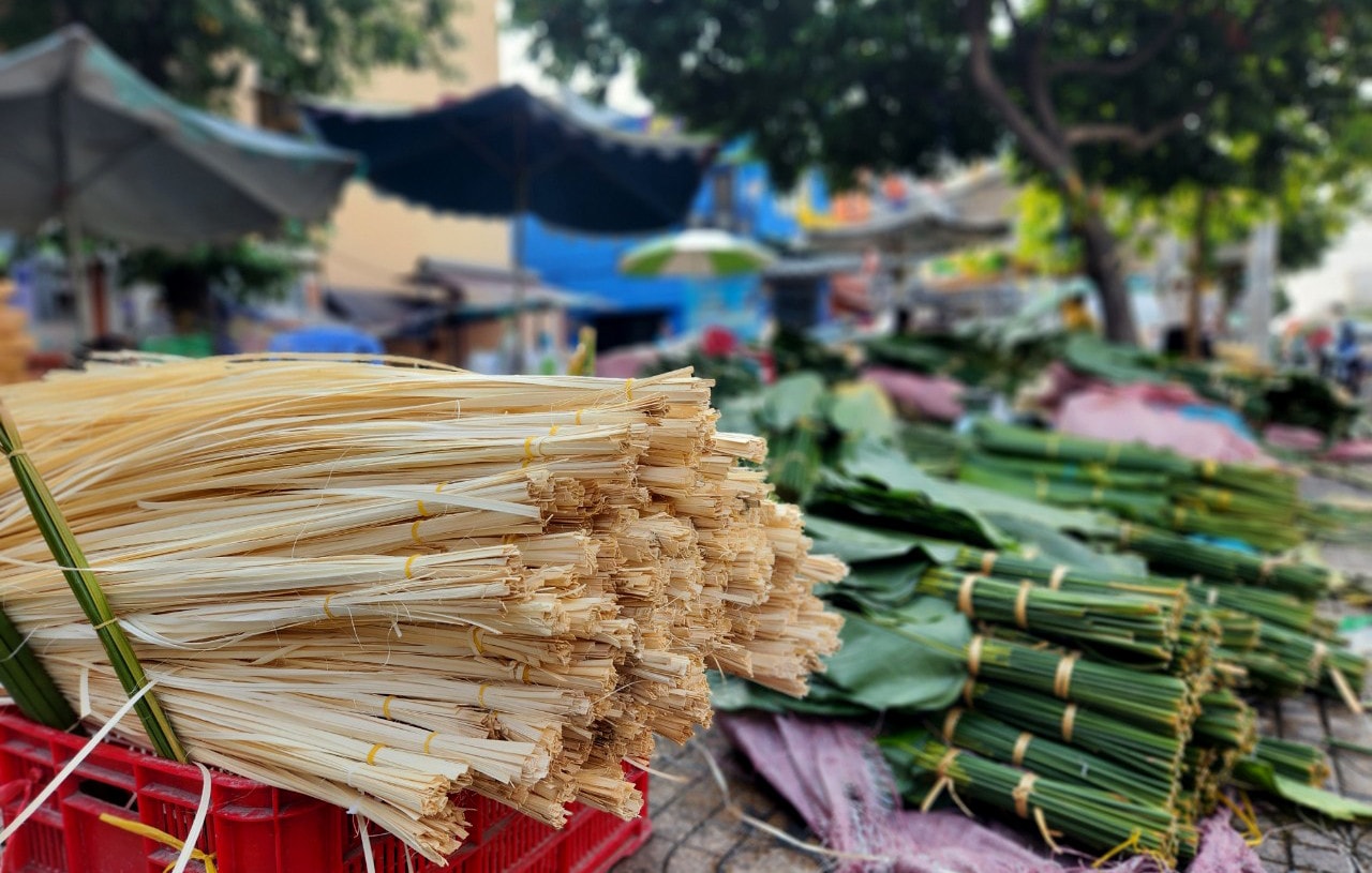 Chợ lá dong hơn nửa thế kỷ ở TP. Hồ Chí Minh nhộn nhịp ngày giáp Tết