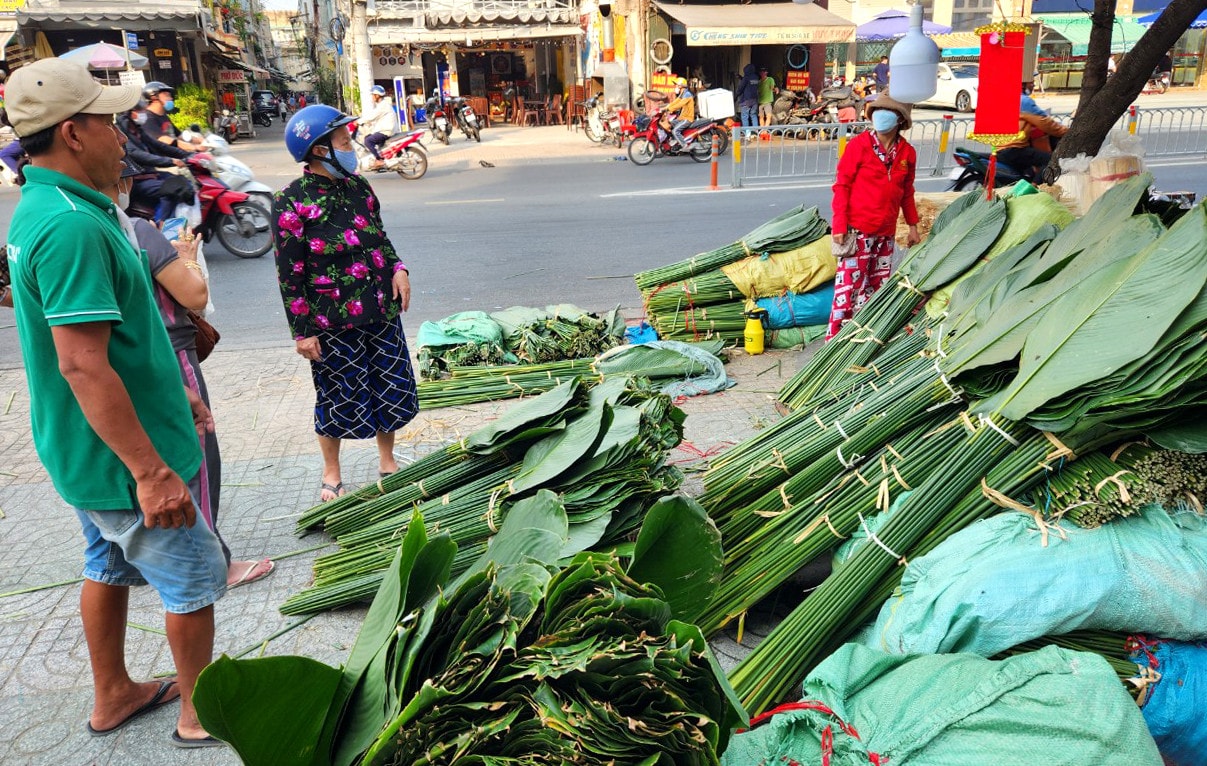 Chợ lá dong hơn nửa thế kỷ ở TP. Hồ Chí Minh nhộn nhịp ngày giáp Tết