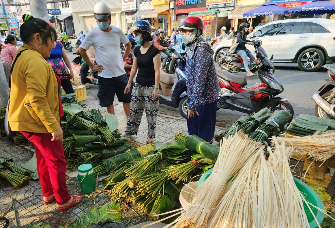 Chợ lá dong hơn nửa thế kỷ ở TP. Hồ Chí Minh nhộn nhịp ngày giáp Tết