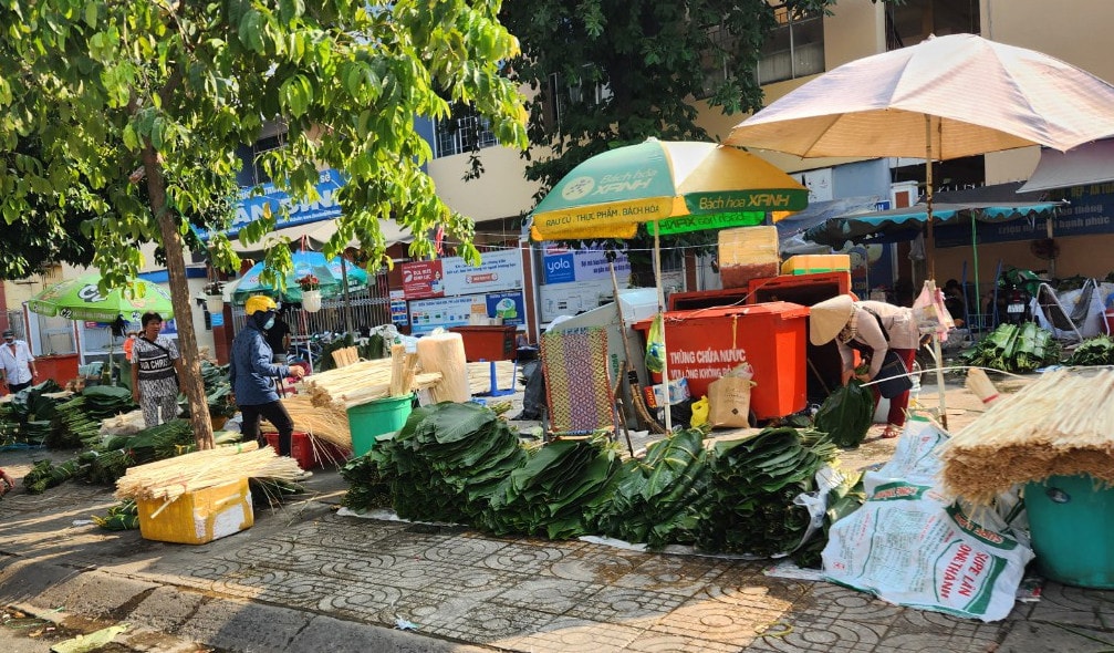 Chợ lá dong hơn nửa thế kỷ ở TP. Hồ Chí Minh nhộn nhịp ngày giáp Tết