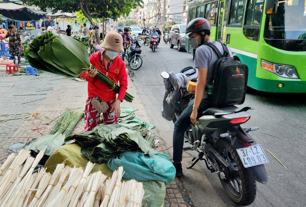 Chợ lá dong hơn nửa thế kỷ ở TP. Hồ Chí Minh nhộn nhịp ngày giáp Tết
