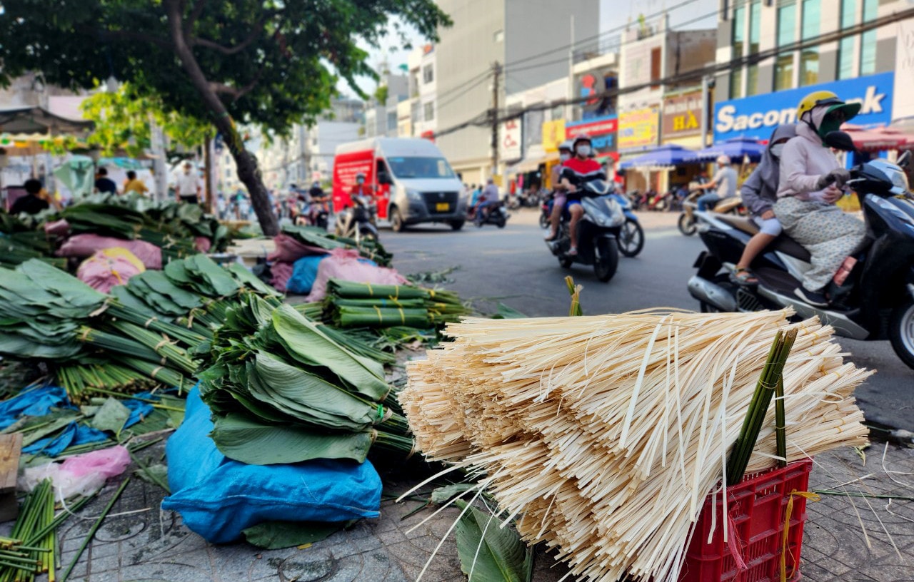 Chợ lá dong hơn nửa thế kỷ ở TP. Hồ Chí Minh nhộn nhịp ngày giáp Tết