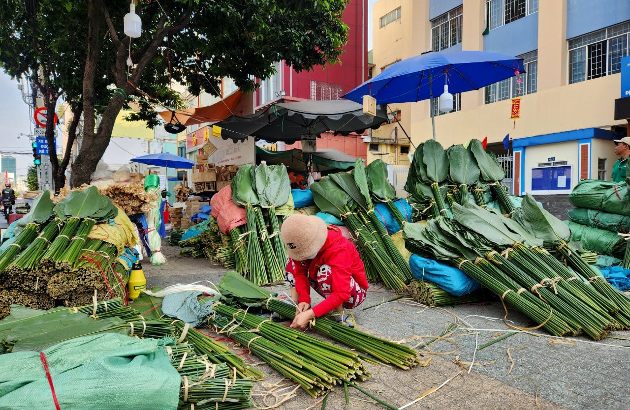 Chợ lá dong hơn nửa thế kỷ ở TP. Hồ Chí Minh nhộn nhịp ngày giáp Tết