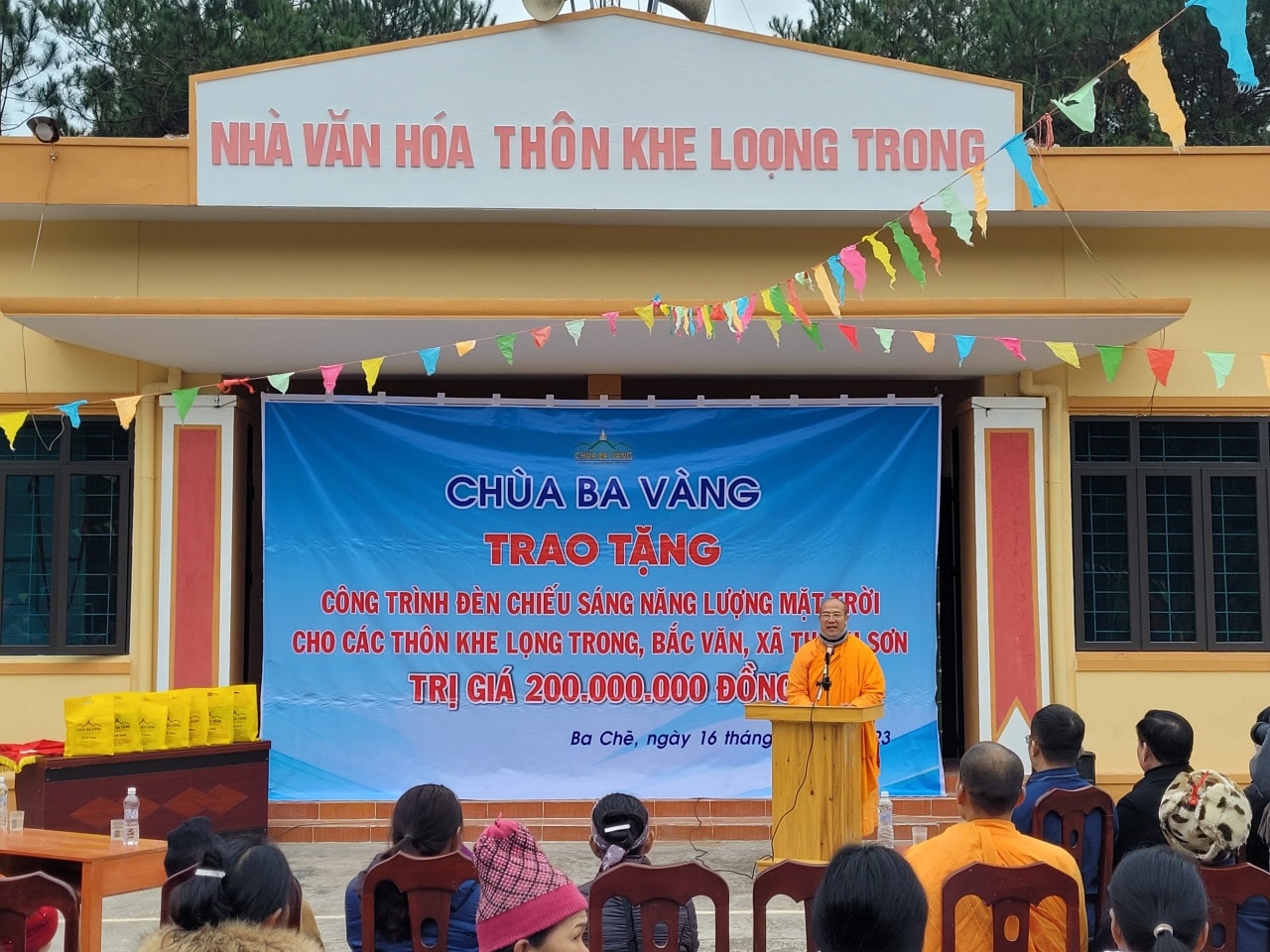 Chùa Ba Vàng chung tay thắp sáng đường quê vùng cao Ba Chẽ -0