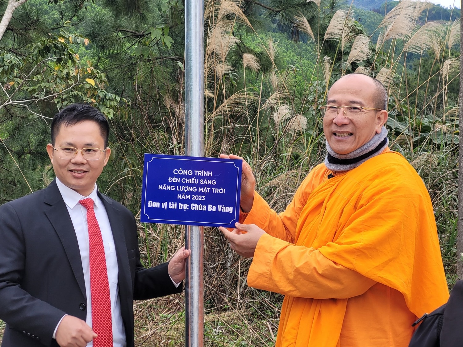 Chùa Ba Vàng chung tay thắp sáng đường quê vùng cao Ba Chẽ -0