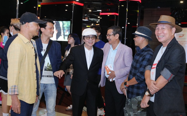 Đạo diễn Đặng Nhật Minh (đội mũ trắng) trong buổi công chiếu phim 