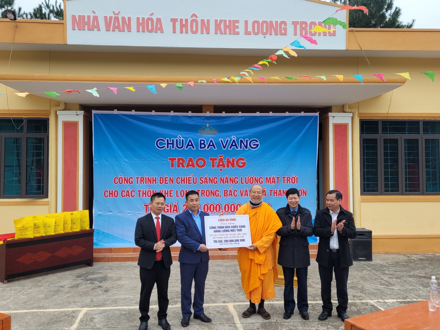 Chùa Ba Vàng chung tay thắp sáng đường quê vùng cao Ba Chẽ -0