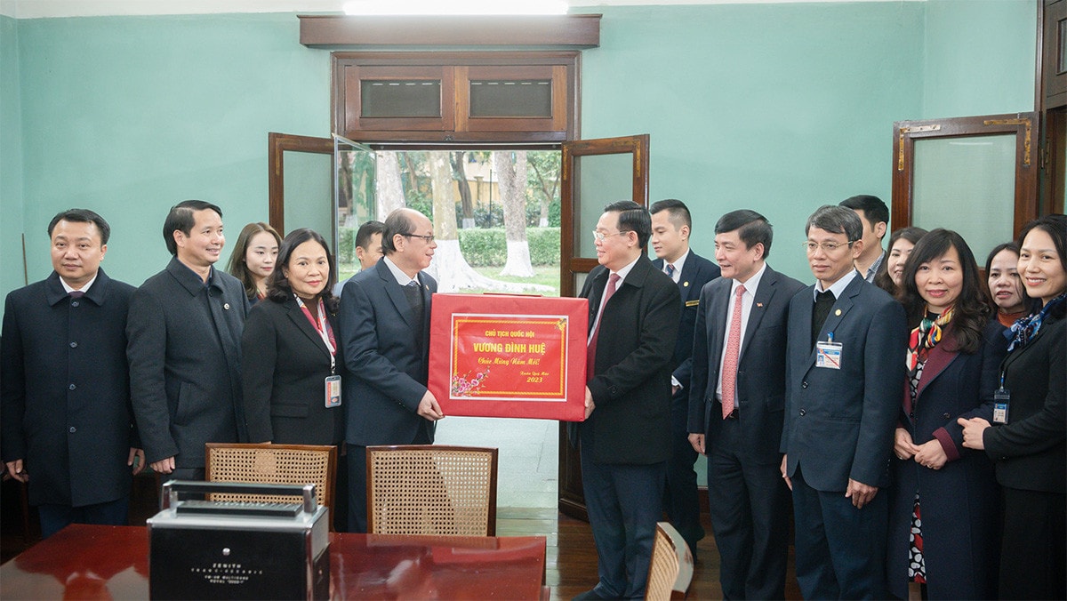 Chủ tịch Quốc hội Vương Đình Huệ dâng hương tưởng niệm Chủ tịch Hồ Chí Minh tại Nhà 67 -1