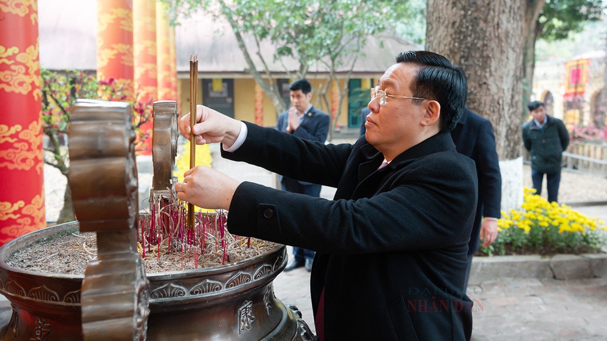 Chủ tịch Quốc hội Vương Đình Huệ dâng hương tưởng niệm Chủ tịch Hồ Chí Minh tại Nhà 67 -4