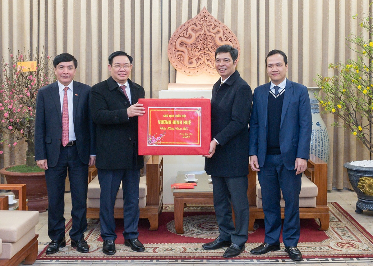 Chủ tịch Quốc hội Vương Đình Huệ dâng hương tưởng niệm Chủ tịch Hồ Chí Minh tại Nhà 67 -6