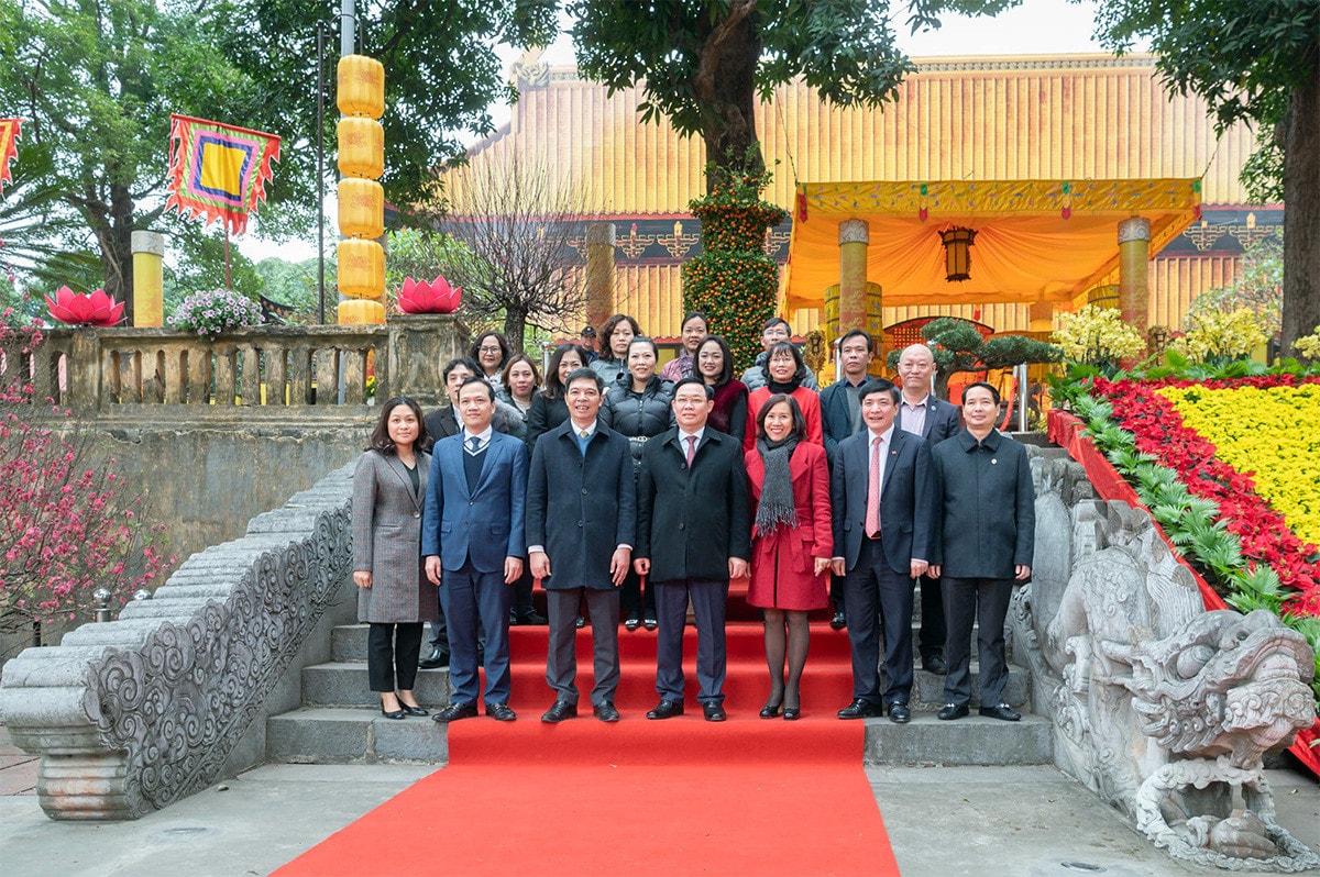 Chủ tịch Quốc hội Vương Đình Huệ dâng hương tưởng niệm Chủ tịch Hồ Chí Minh tại Nhà 67 -0