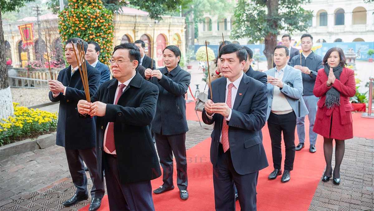 Chủ tịch Quốc hội Vương Đình Huệ dâng hương tưởng niệm Chủ tịch Hồ Chí Minh tại Nhà 67 -3