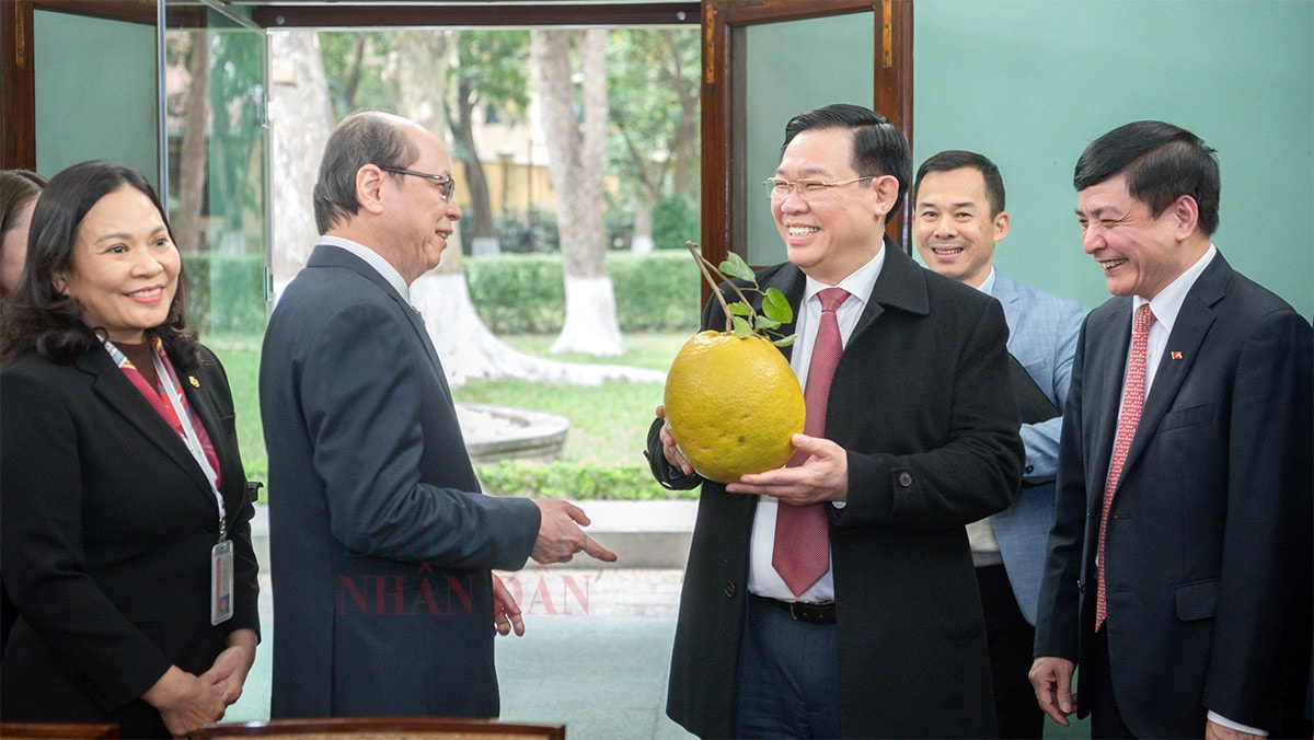 Chủ tịch Quốc hội Vương Đình Huệ dâng hương tưởng niệm Chủ tịch Hồ Chí Minh tại Nhà 67 -2