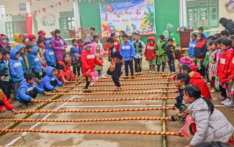 Thầy cô mang Tết về trường -0