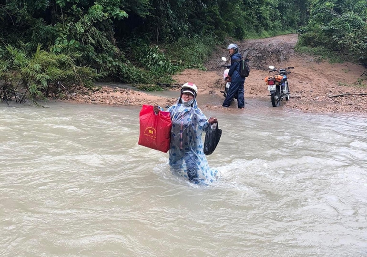 Cô giáo tự nguyện viết đơn xin ở lại vùng khó để chăm sóc học sinh dân tộc Ba Na -0