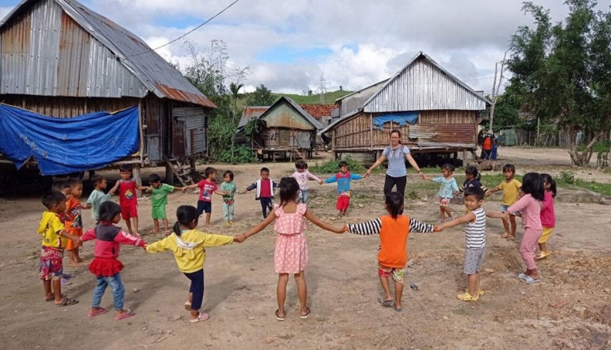 Cô giáo tự nguyện viết đơn xin ở lại vùng khó để chăm sóc học sinh dân tộc Ba Na -0