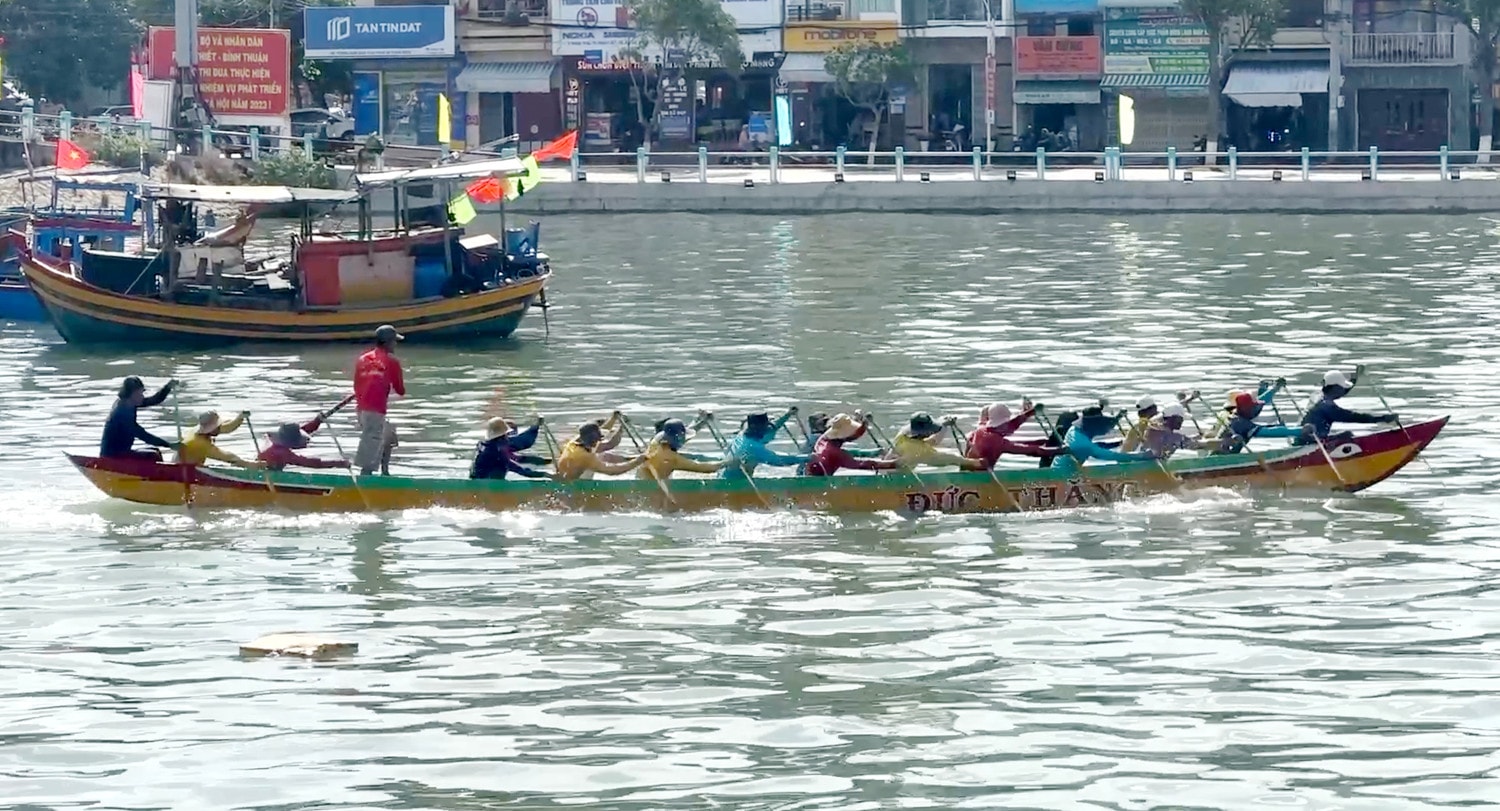 Bình Thuận: Ngư dân sôi nổi tập luyện đua thuyền trên dòng sông Cà Ty