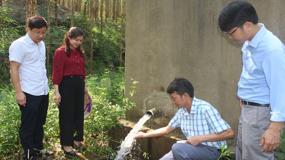 Ủy viên Ban Thường vụ Tỉnh uỷ, Phó Chủ tịch Thường trực HĐND tỉnh Lâm Thị Hương Thành kiểm tra thực tế công trình cấp nước sạch tập trung tại thôn Vĩnh Ninh, xã Lục Sơn, huyện Lục Nam- ẢNH BÁO BẮC GIANG