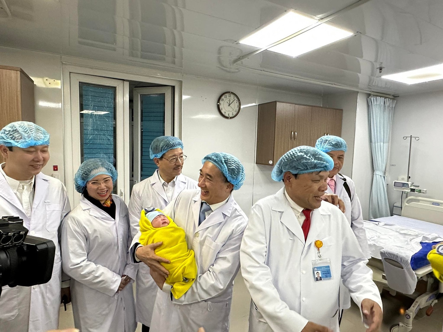 Hạnh phúc đón chào “chú mèo con” đầu tiên ra đời đúng khoảnh khắc giao thừa -0