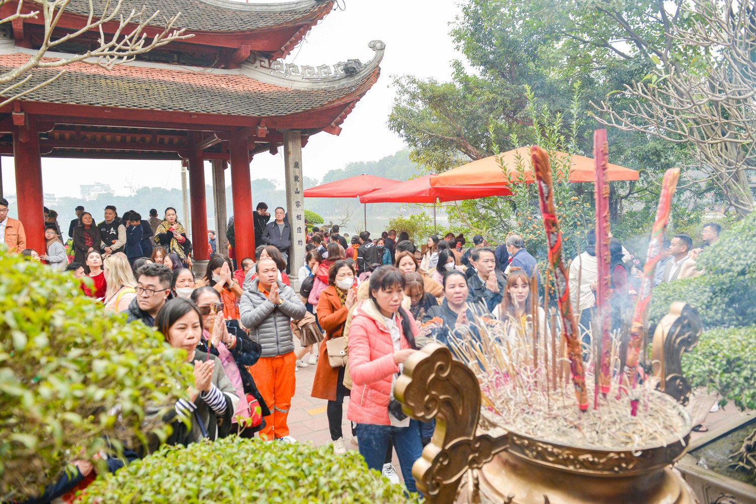 Người Hà Nội đi du xuân ngày mùng 1 tết -0