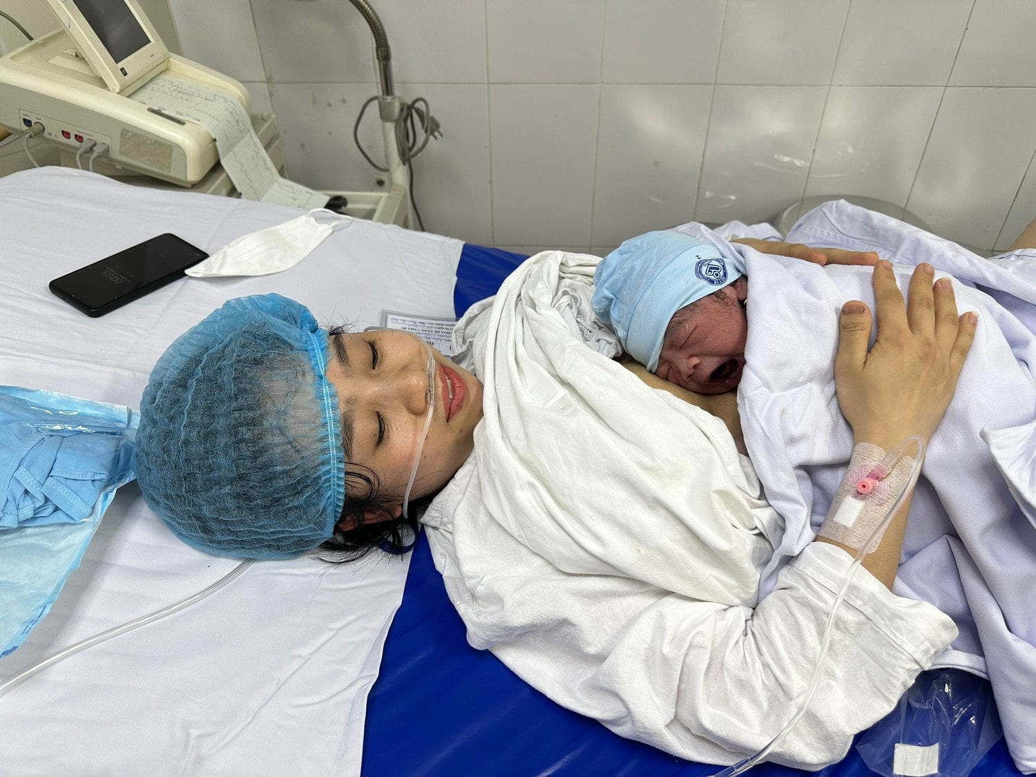 Hạnh phúc đón chào “chú mèo con” đầu tiên ra đời đúng khoảnh khắc giao thừa -0