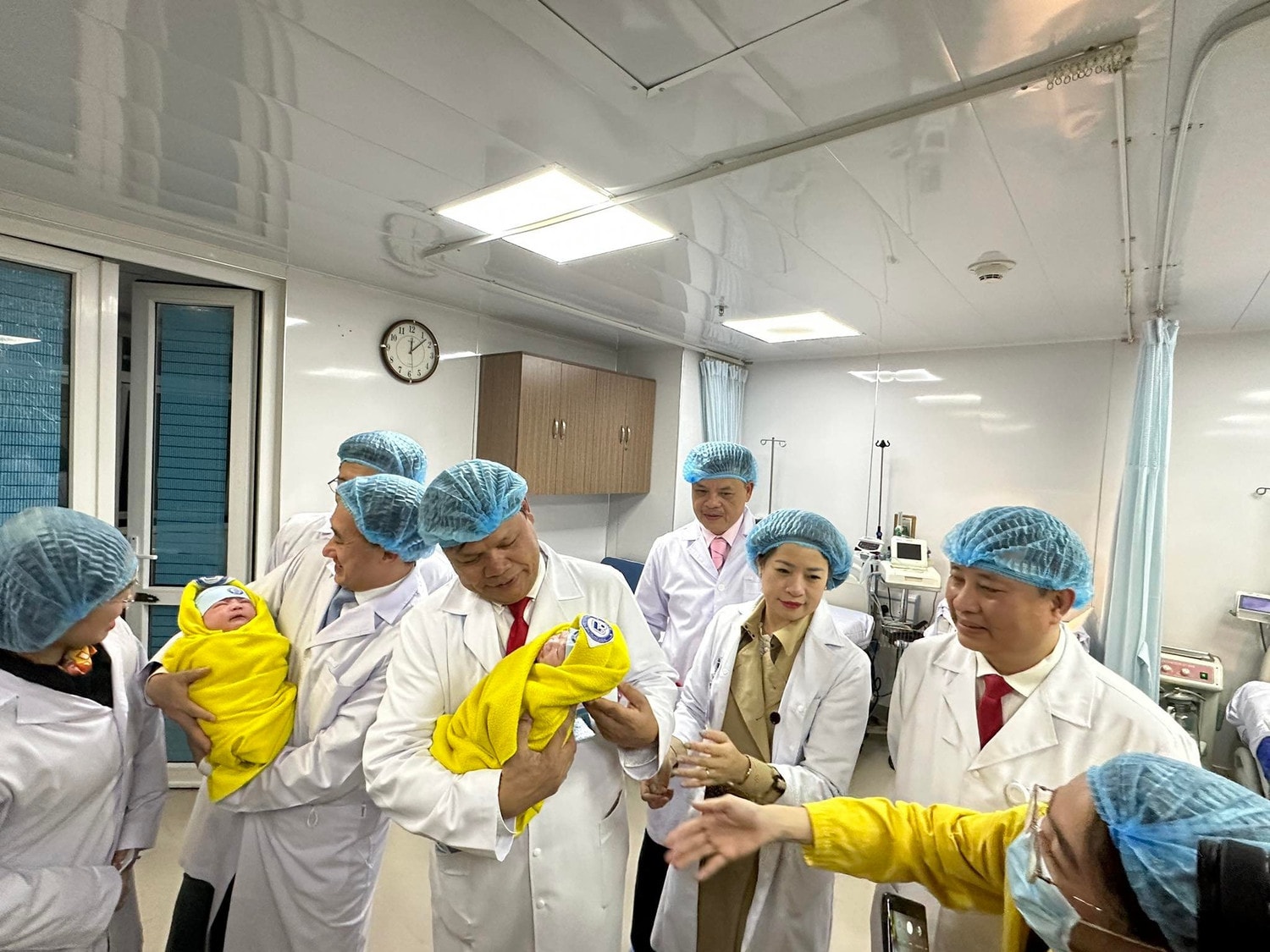 Hạnh phúc đón chào “chú mèo con” đầu tiên ra đời đúng khoảnh khắc giao thừa -0