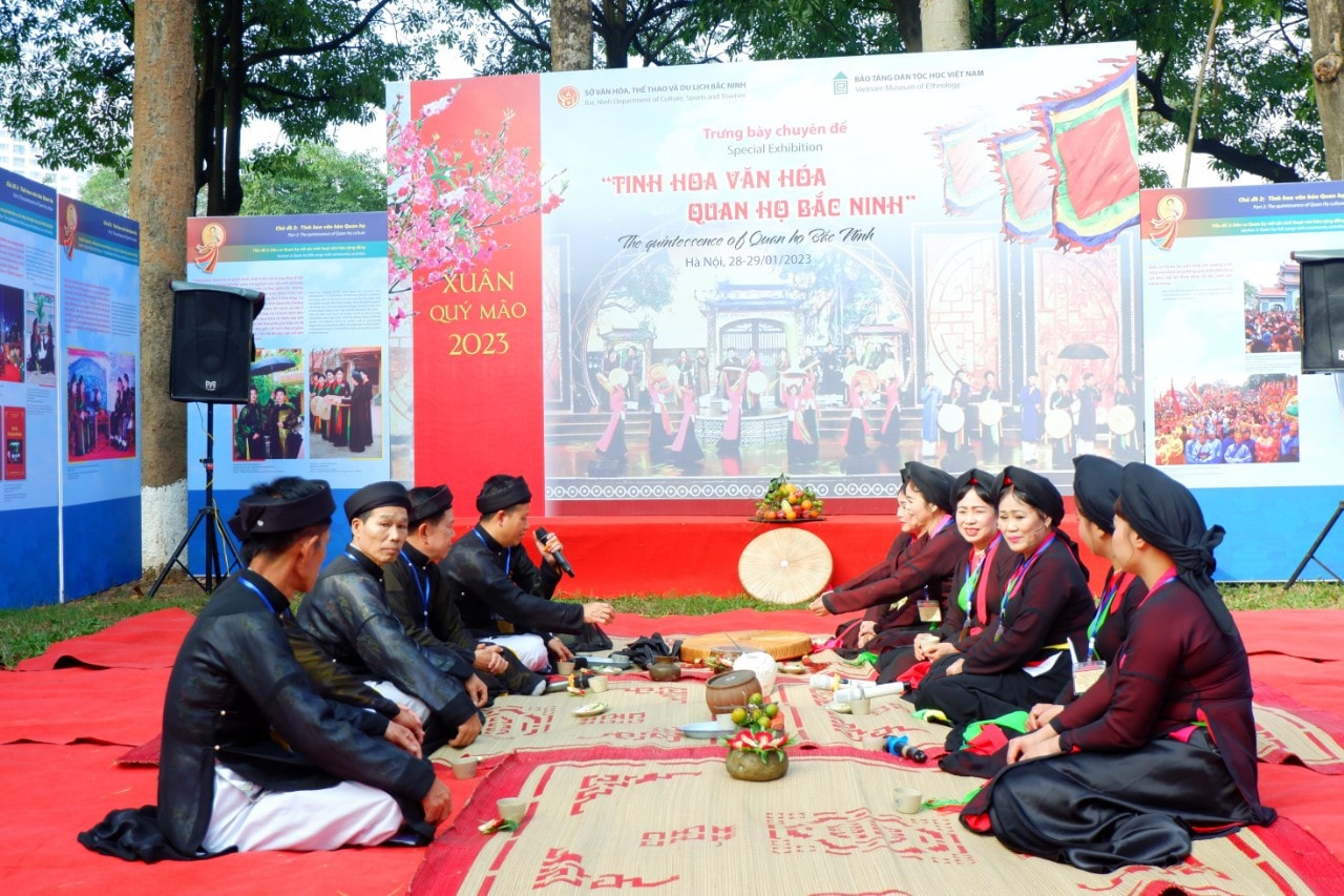 5. các liền anh liền chị tái hiện lại canh hát quan họ cổ.jpg -0