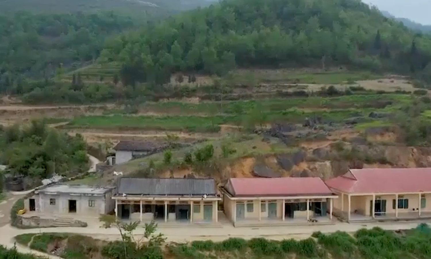 Cặp vợ chồng giáo viên cùng nhau gieo chữ nơi rẻo cao biên giới -0