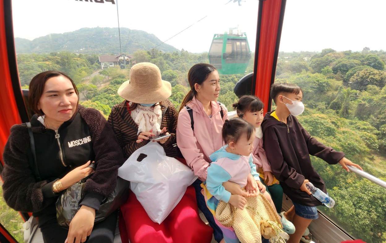 Du khách đổ về “nóc nhà” miền Tây du Xuân