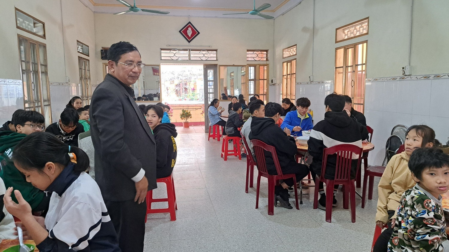Ấm lòng những trẻ mồ côi được về ăn Tết với 