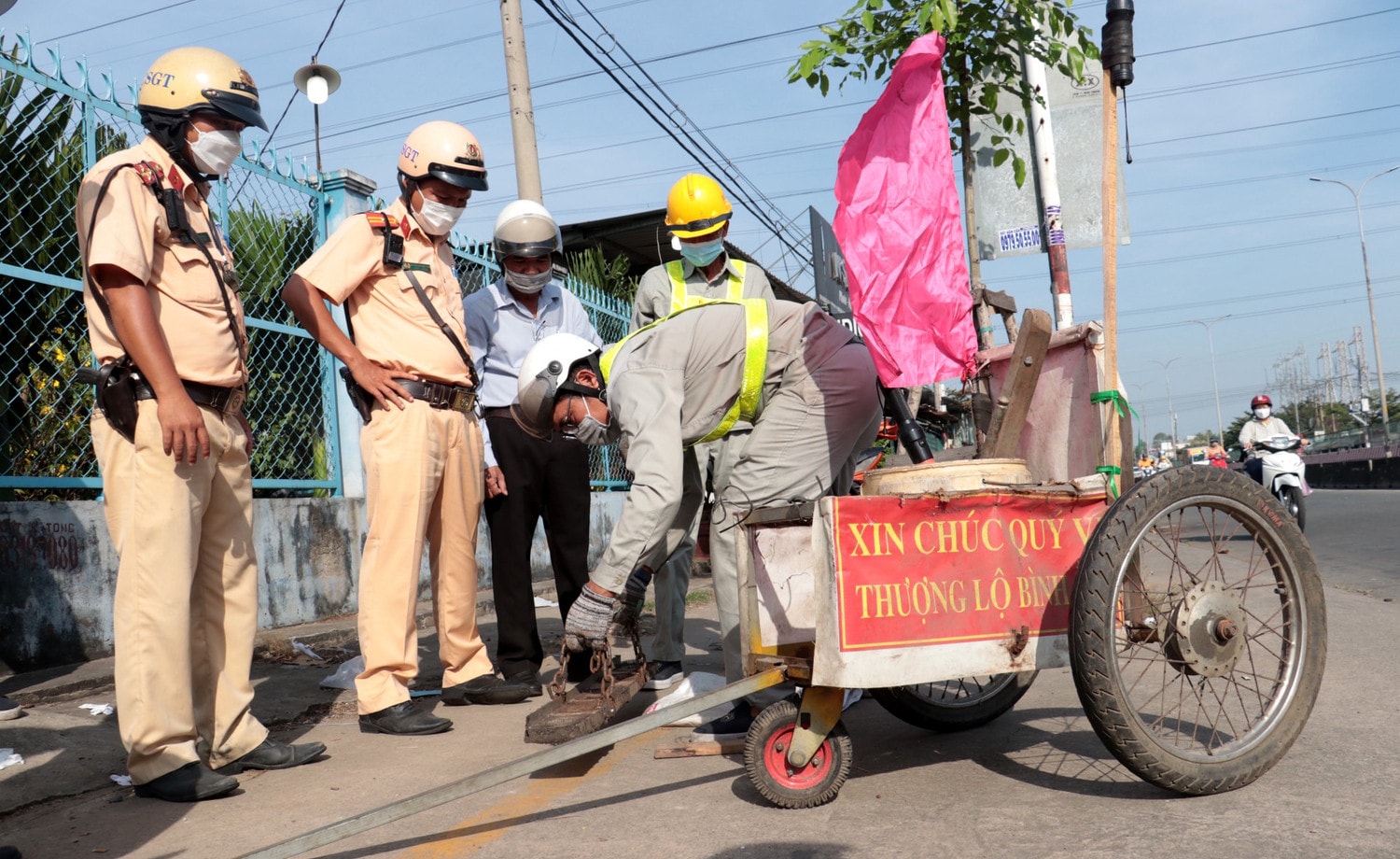 TP. Hồ Chí Minh: Dẹp “đinh tặc” gây nguy hiểm người tham gia giao thông ngày Tết