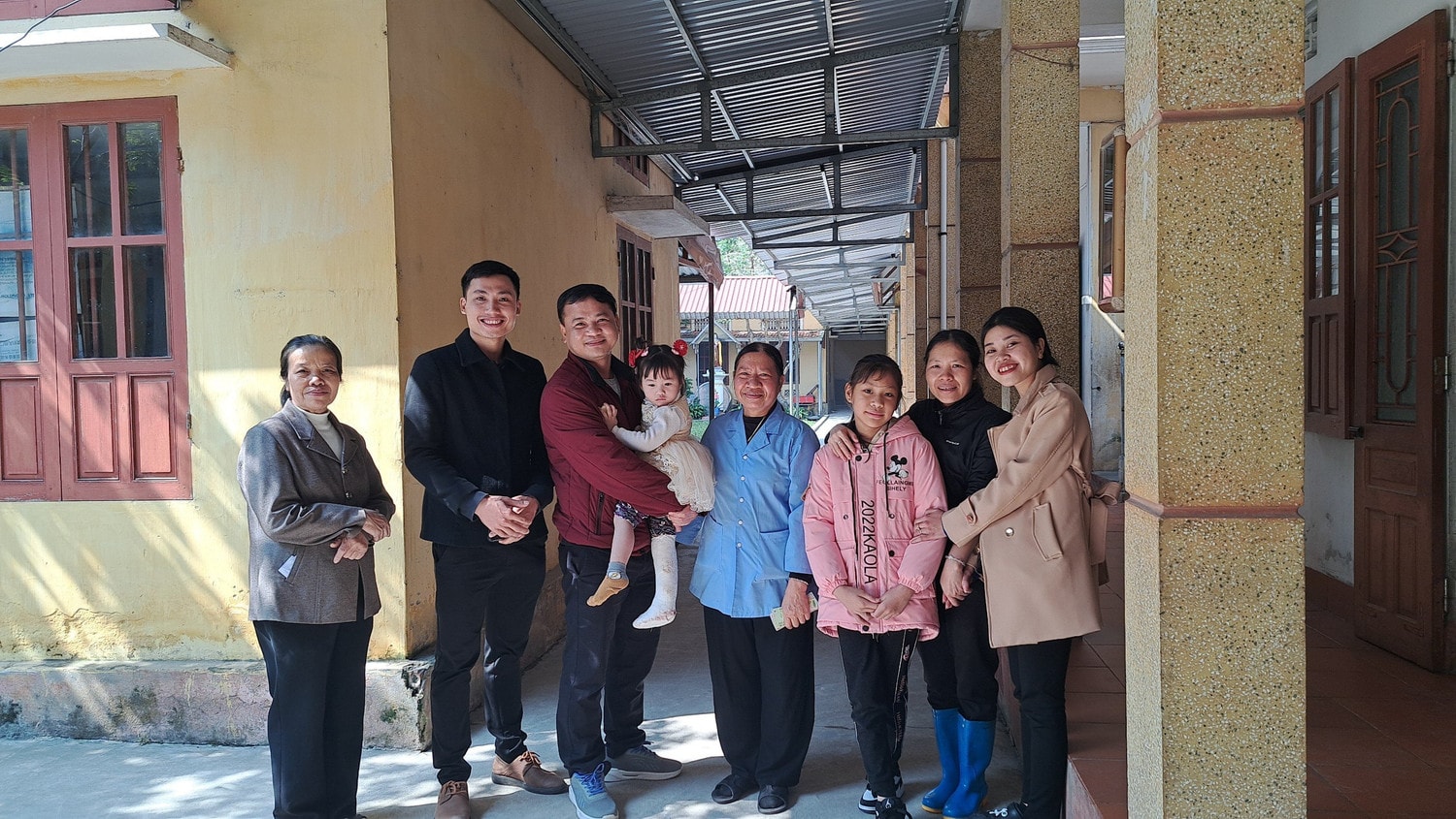 Ấm lòng những đứa trẻ mồ côi được về ăn Tết với 