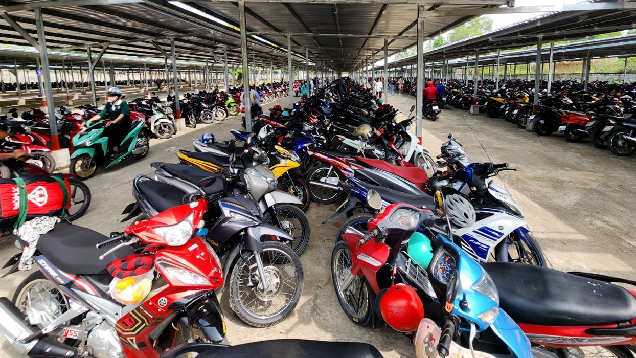 Du khách đổ về “nóc nhà” miền Tây du Xuân