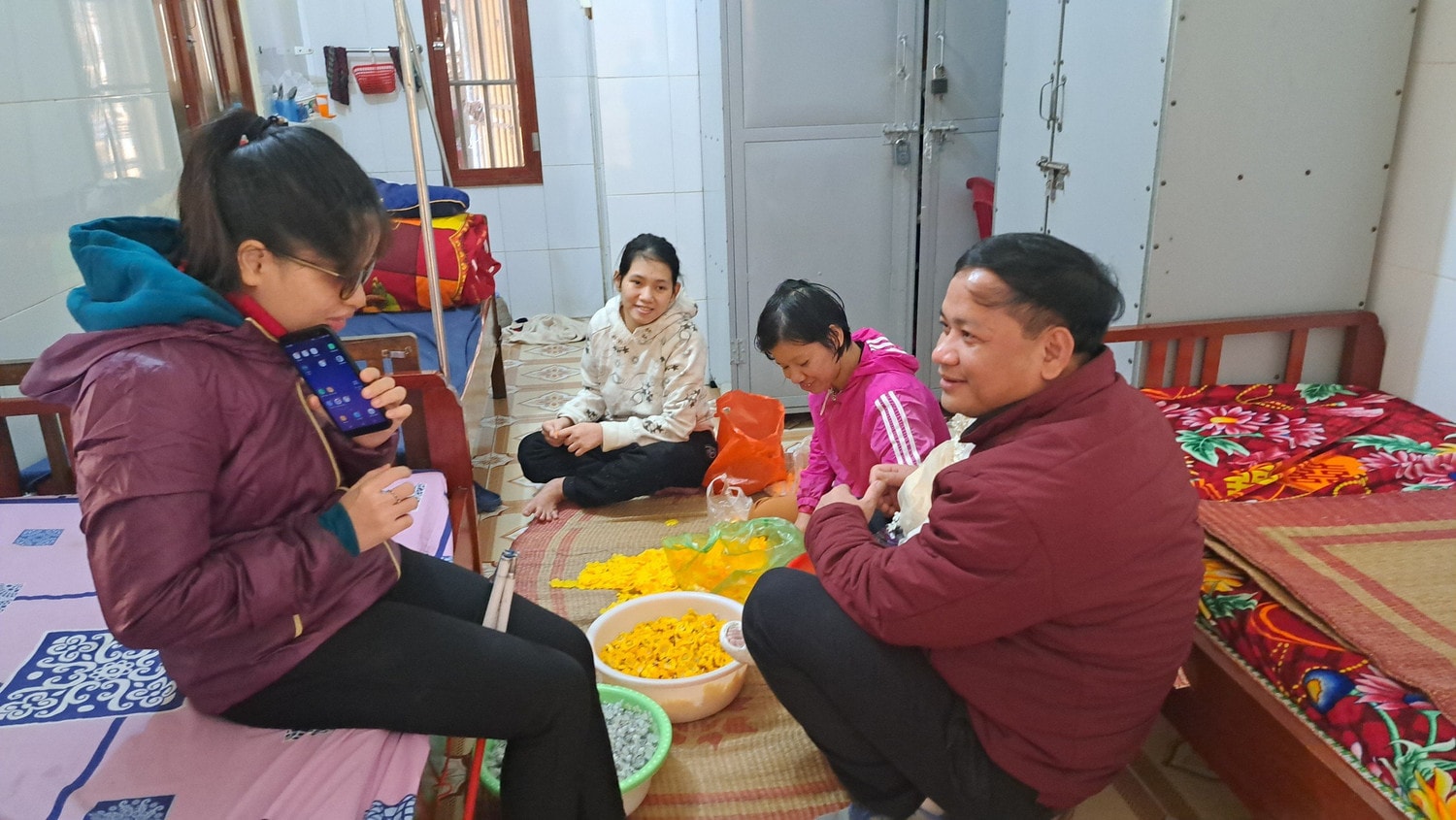 Ấm lòng những trẻ mồ côi được về ăn Tết với 