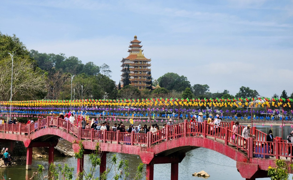 Du khách đổ về “nóc nhà” miền Tây du Xuân