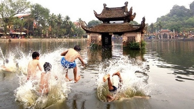 Ao làng là nơi chứng kiến những niềm vui thơ trẻ