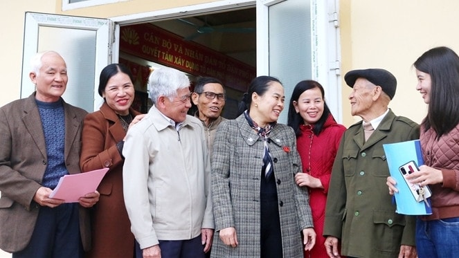 Đại biểu HĐND thị xã Hồng Lĩnh, Hà Tĩnh trao đổi với cử tri Tổ dân phố Đồng Thuận, phường Đức Thuận bên lề một hội nghị tiếp xúc cử tri - ẢNH BÌNH NGUYÊN