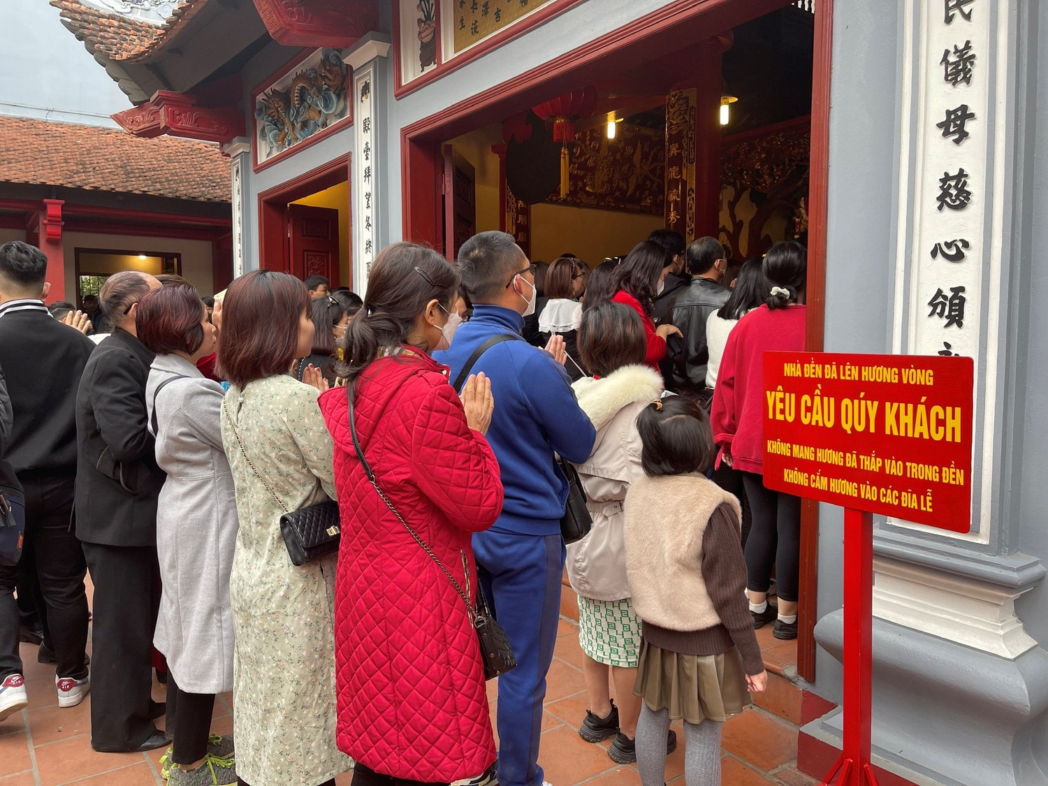 Lượng khách đến Phủ Tây Hồ đông, hiếm thấy hiện tượng đốt vàng mã -0