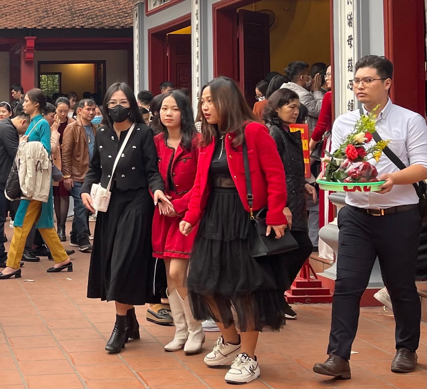 Lượng khách đến Phủ Tây Hồ đông, hiếm thấy hiện tượng đốt vàng mã -0