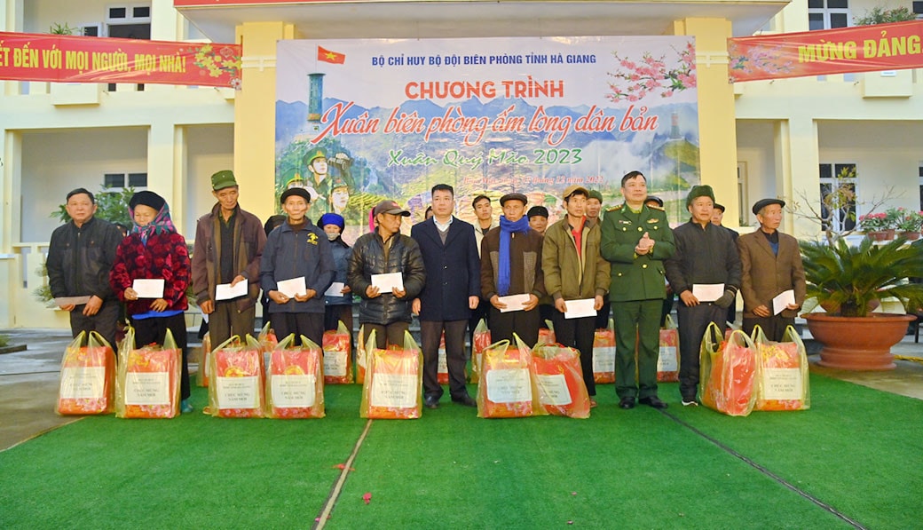 Bộ đội Biên phòng Hà Giang: Vui Xuân mới không quên nhiệm vụ -0