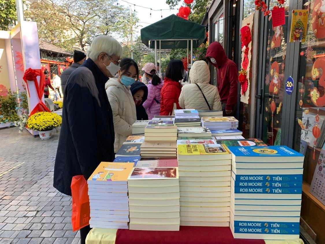 Xuân về trên Phố Sách -2