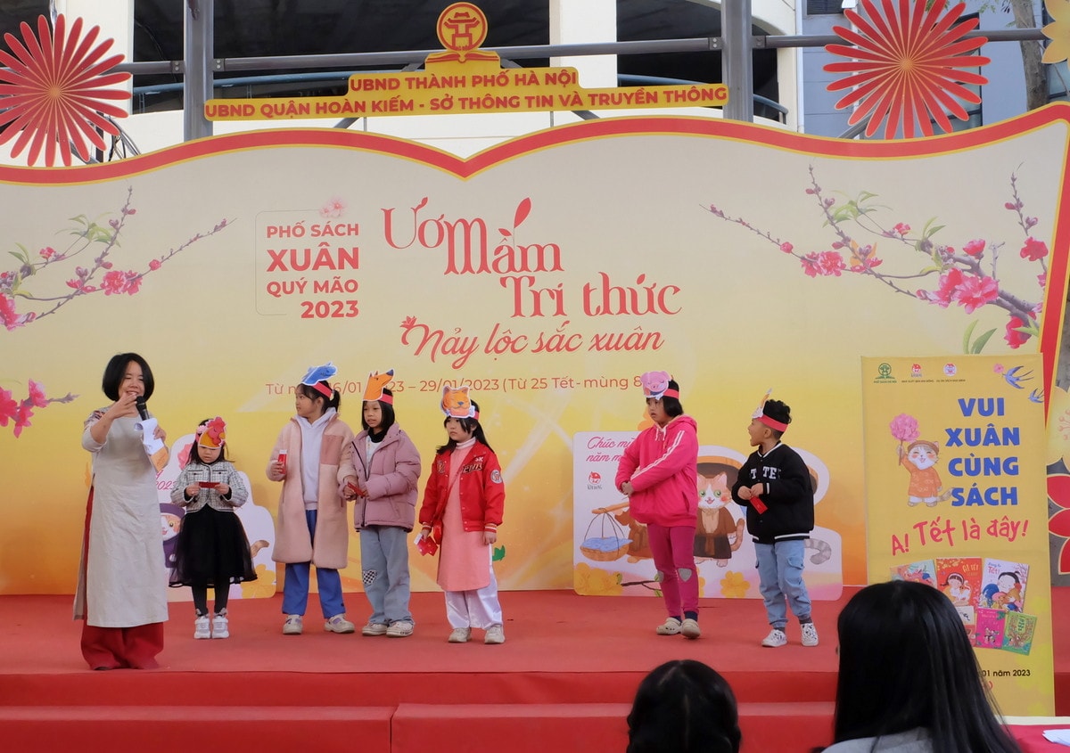 Chương trình Vui Xuân cùng sách với các trò chơi thú vị cho các em nhỏ Xuân về trên Phố Sách -3