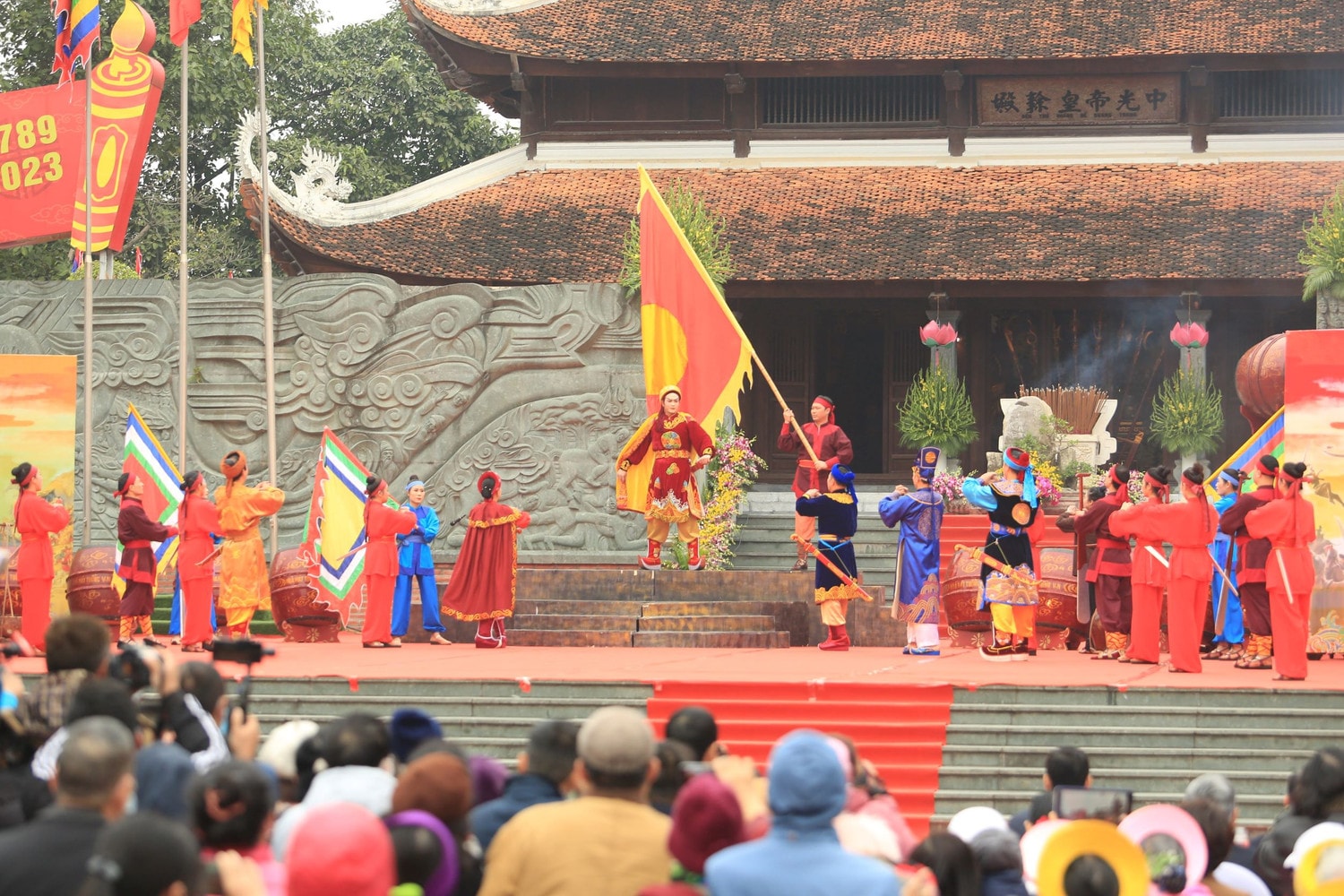 Trình diễn sử thi về chiến thắng mùa xuân Kỷ Dậu 1789 - Ảnh: Bình Nguyễn Tưng bừng kỷ niệm 234 năm Chiến thắng Ngọc Hồi - Đống Đa -0