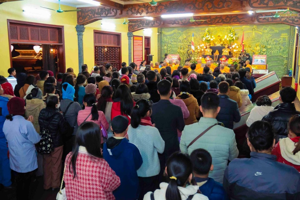 Những hình ảnh ấn tượng trong đêm giao thừa chào xuân Quý Mão tại chùa Ba Vàng -0