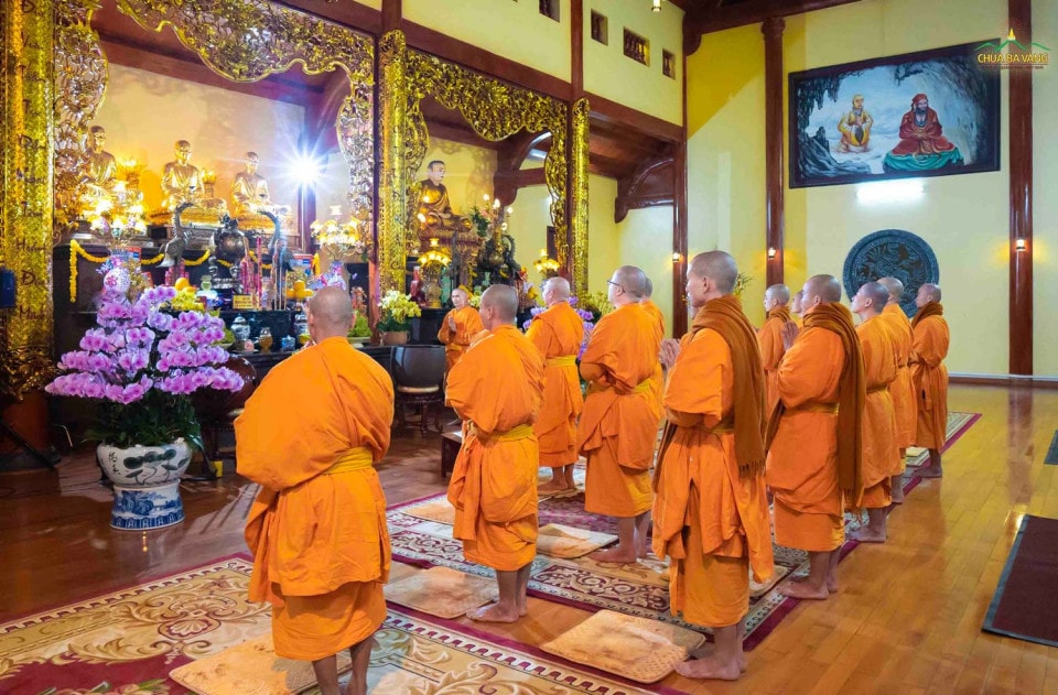 Những hình ảnh ấn tượng trong đêm giao thừa chào xuân Quý Mão tại chùa Ba Vàng -0