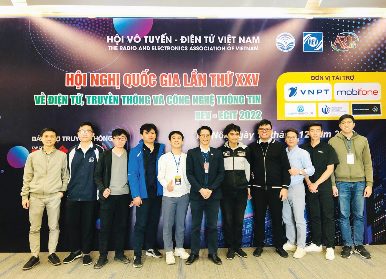 Bài báo xuất sắc về “máy bay không người lái” của thầy trò trường ĐH Công nghệ -0