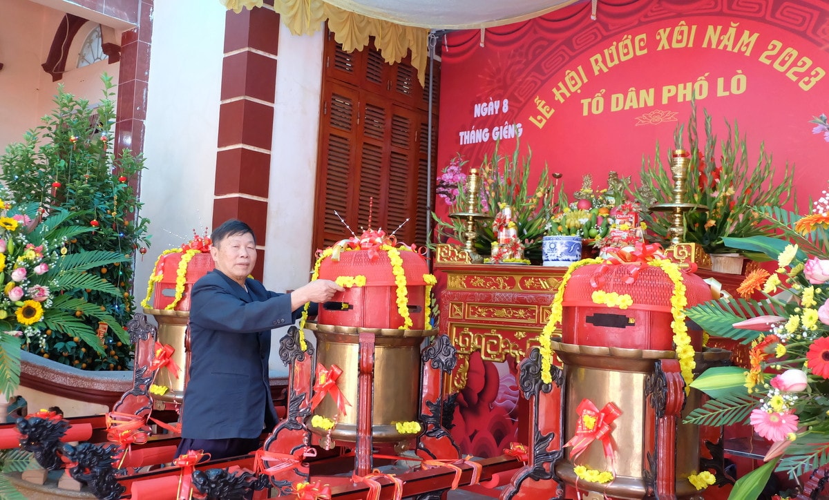 Ông Trần Đăng Hiệp chuẩn bị cho lễ rước xôi - Ảnh: Ng. Phương Nét đẹp hội đình Tây Mỗ -5