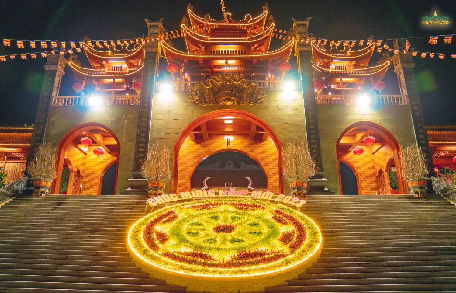 Biểu tượng Bánh xe chuyển Pháp luân ở vị trí chính giữa cổng Tam Quan Bài 2: Lan tỏa ánh sáng Phật Pháp đi muôn phương -0