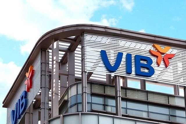 Người nhà "sếp lớn" VIB đăng ký bán ra, mua vào cổ phiếu