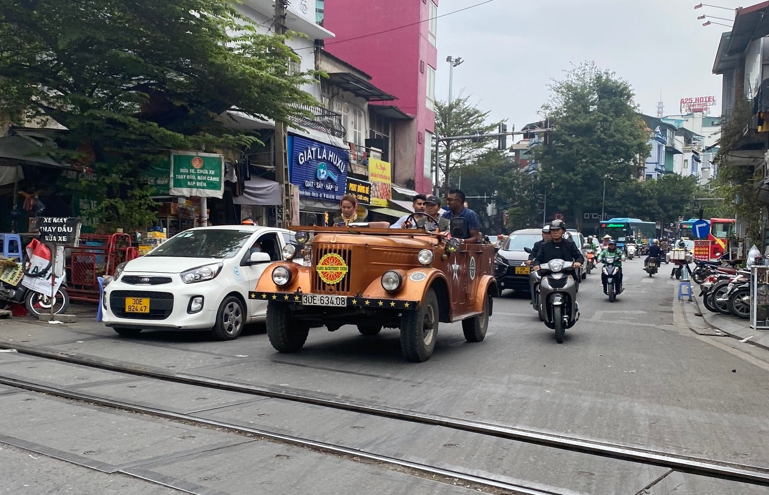 Hà Nội: Mối nguy từ hàng loạt xe “U oát” chở người chạy trên đường phố -0
